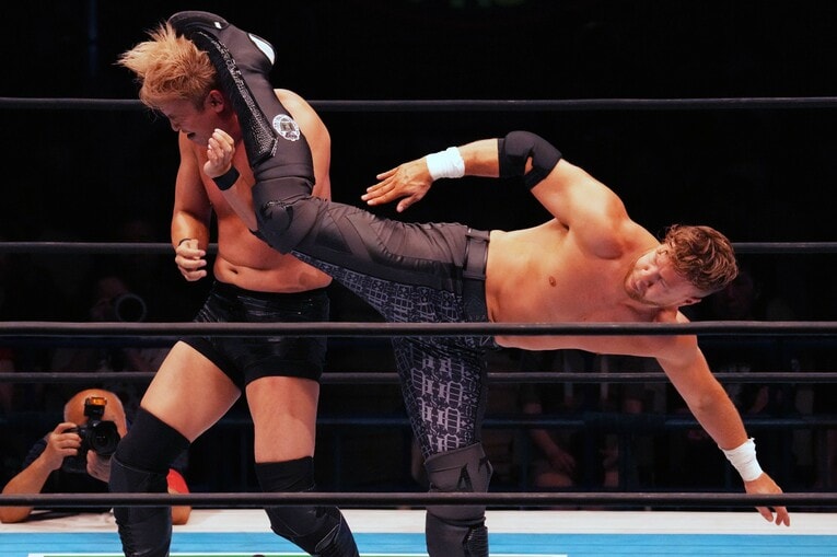 オスプレイもハイキックを叩き込む