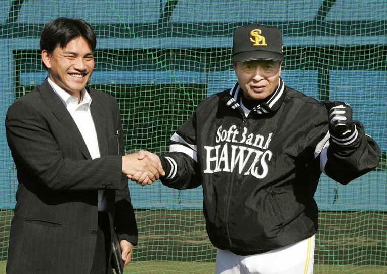 2005年、ソフトバンクのキャンプを訪れ、王貞治監督（右）と握手する井口資仁氏　©JIJI PRESS