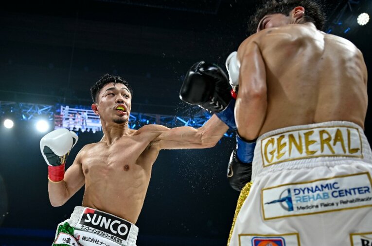 2月24日、挑戦者ダビド・クエジャルを3回KOで仕留めた中谷潤人。フィニッシュの左フックはルディ・エルナンデス門下生ならではの一撃だった ／ photograph by Hiroaki Yamaguchi