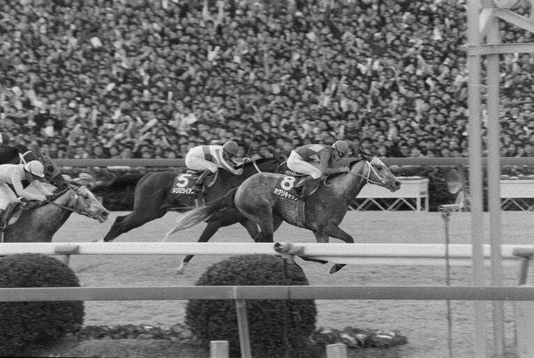 オグリキャップが1着でゴールした瞬間。17万人超の観衆は「奇跡」の目撃者となった　©JIJI PRESS