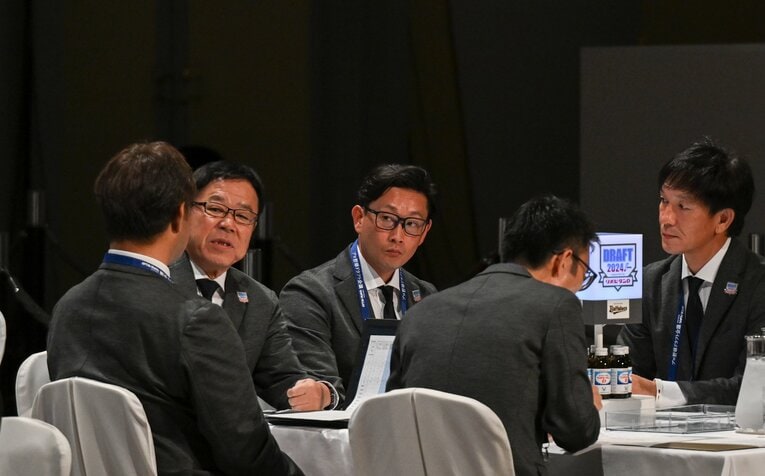 話し合うオリックス岸田新監督（中央）、福良GM（岸田氏の左）。清原は今季の補強ポイントには合致しなかったか　©Nanae Suzuki