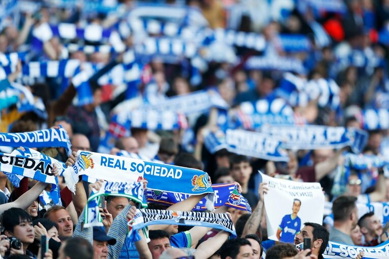 「TAKEあなたは最高です、と日本語で…」久保建英21歳はソシエダで愛される「日本人最多リーガ6点目＋“MVPタケクボ”コール」を撮った(13)