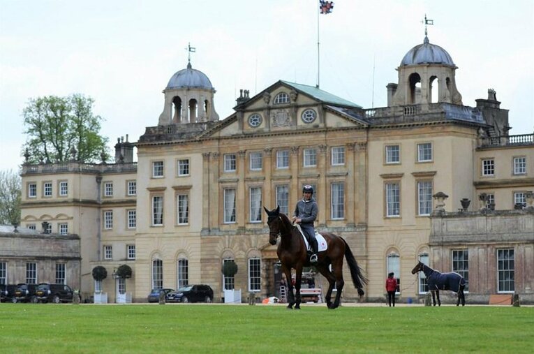 ボウフォート公爵が所有する「バドミントン・ハウス」を背にした大岩。この広大な個人宅には第二次世界大戦中、王室関係者も疎開していた。 ／ photograph by Azusa Kitano