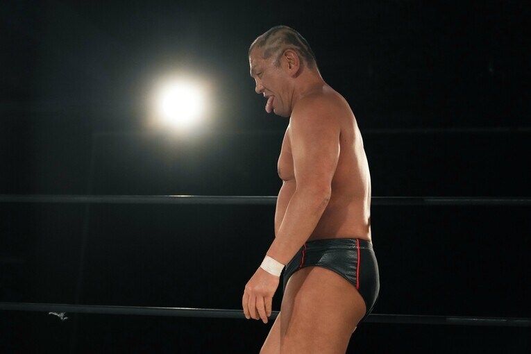 舌を出す鈴木みのる　©Essei Hara