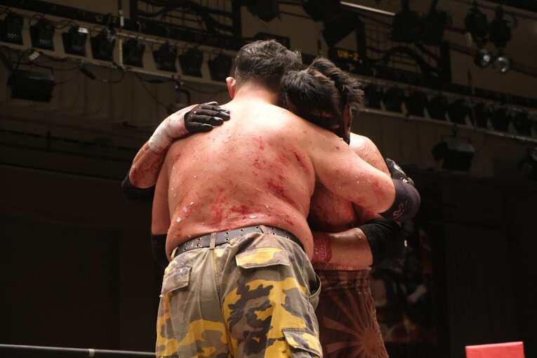 蛍光灯で殴り合い、大流血して…メキシコ人デスマッチファイター「もっと日本にいたい」ビオレント・ジャックの切実な思い「外国人がって…でも、ここがオレの家」(62)