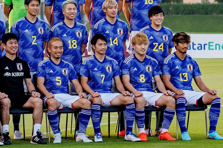 集合写真で笑顔の堂安律（24歳／前列右から2人目）。長友佑都（同左から2人目）もその発信力を認めている ／ photograph by Kiichi Matsumoto/JMPA