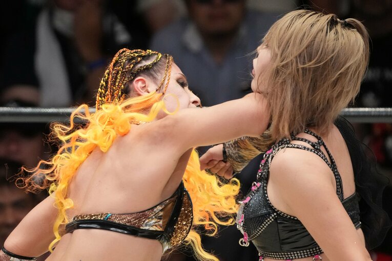 桜井麻衣の首にエルボーをぶち込むジュリア　©Masashi Hara