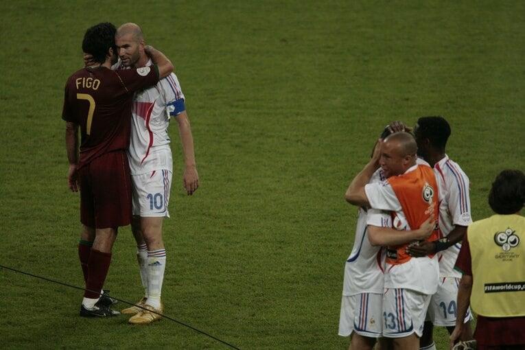 ジダンと健闘を称え合うフィーゴ（2006年ドイツW杯準決勝）©︎JMPA