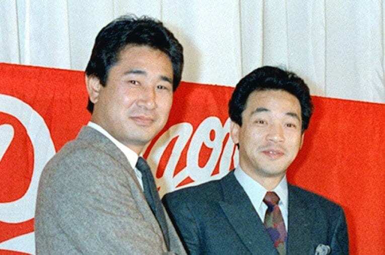 1986年12月、中日への入団発表で握手する星野仙一監督（当時）と落合博満　©KYODO
