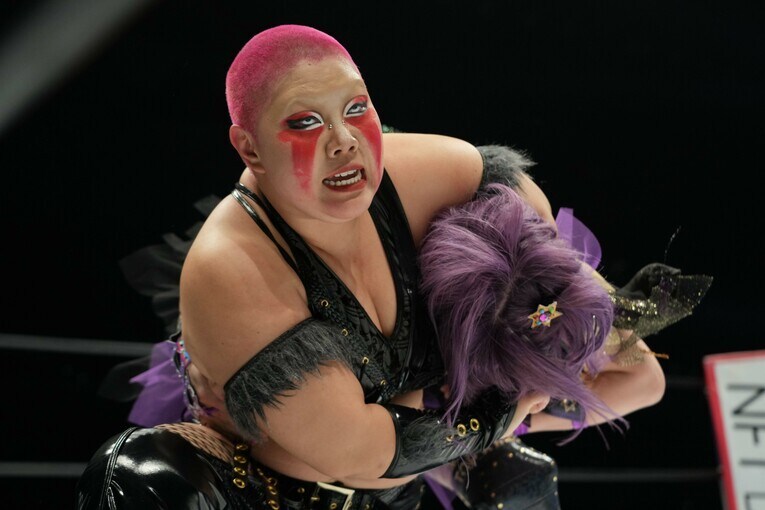 刀羅ナツコvs.中野たむ　©Essei Hara