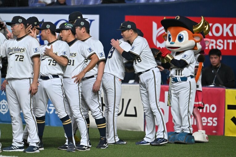 山本由伸と抱き合う中嶋監督　©︎Hideki Sugiyama