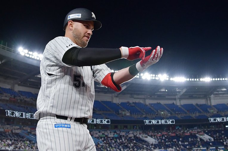 ホームラン後、お寿司を握るレアード。実はお天気に傾向あり？ ／ photograph by Sankei Shimbun