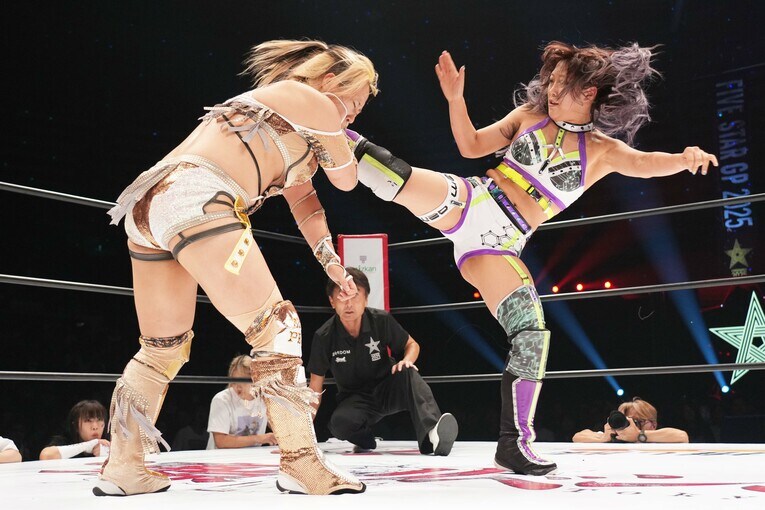 ハイキックで渡辺桃を攻めるAZM　©Essei Hara