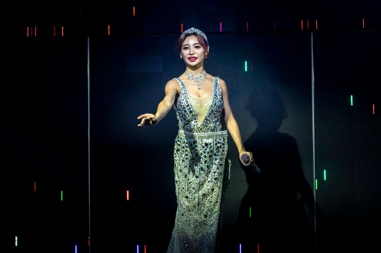 圧倒的な歌唱力で存在感を放ち、バーレスク東京のリーダーも務めるMiiさん