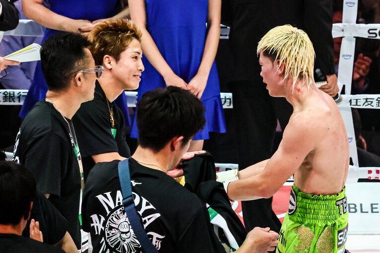 那須川天心に言葉をかける井上尚弥　©Susumu Nagao