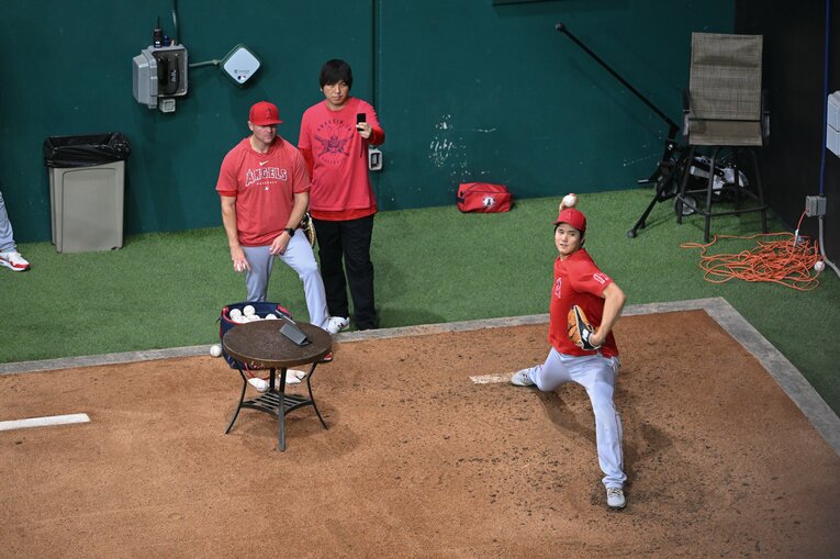 さまざまな仕事を担い、大谷を支える水谷氏　©︎Nanae Suzuki