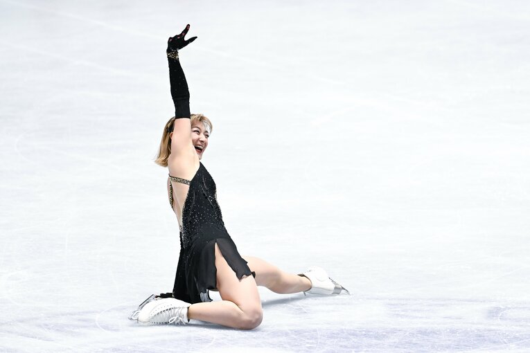 膝をついてフィニッシュしようとすると…  ©︎Asami Enomoto