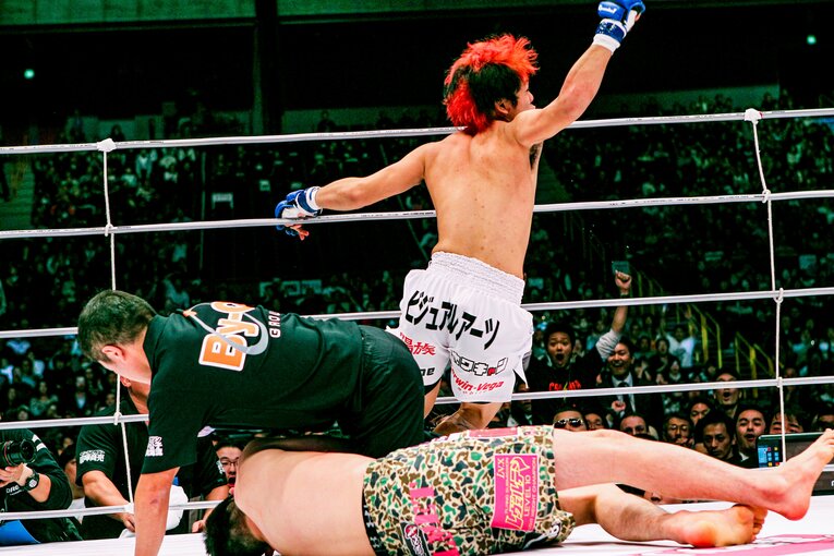 青木は完全に失神。長島が下馬評を覆す金星をあげた