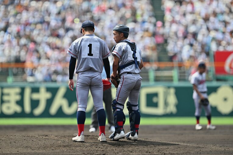 捕手・奥井颯大と言葉をかわす中崎琉生　©Hideki Sugiyama