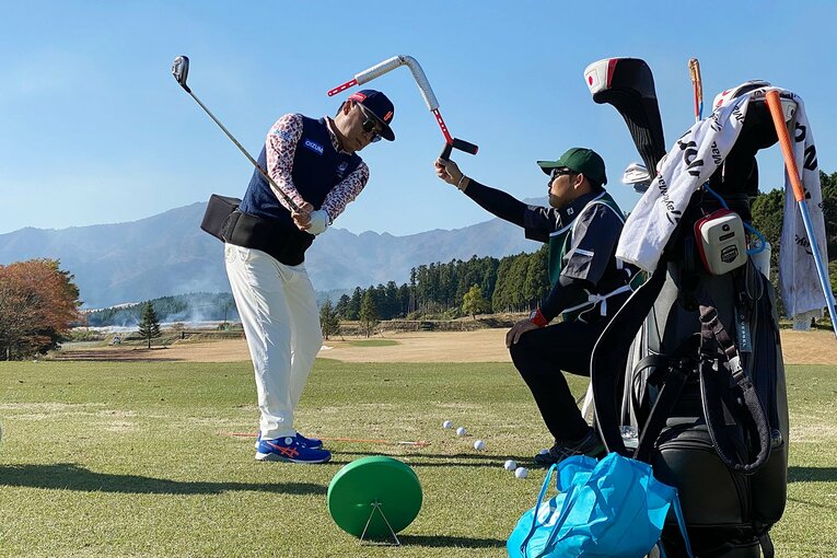 さまざまな練習器具を使って練習する片山晋呉　©︎Yoichi Katsuragawa