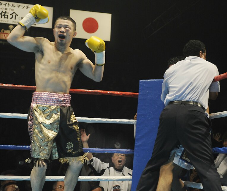 レフェリーが試合をストップした瞬間。小堀佑介は喜びを爆発させる　©JIJI PRESS