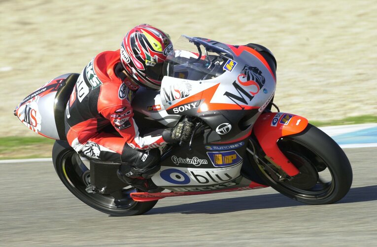 1999年と2000年はアプリリアから500ccクラスに参戦したが、2シーズンでのレース最高位が3位と成績はふるわなかった