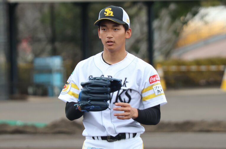 大学生投手の当たり年と言われた昨年のドラフトで、12球団唯一の“高卒ドラ1投手”となったソフトバンクの前田悠伍 ／ photograph by Fumi Sawai