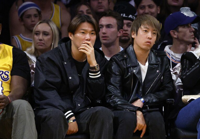 11月下旬、八村塁が所属するNBAロサンゼルス・レイカーズの試合を観戦した山本由伸（左）　©︎Getty Images