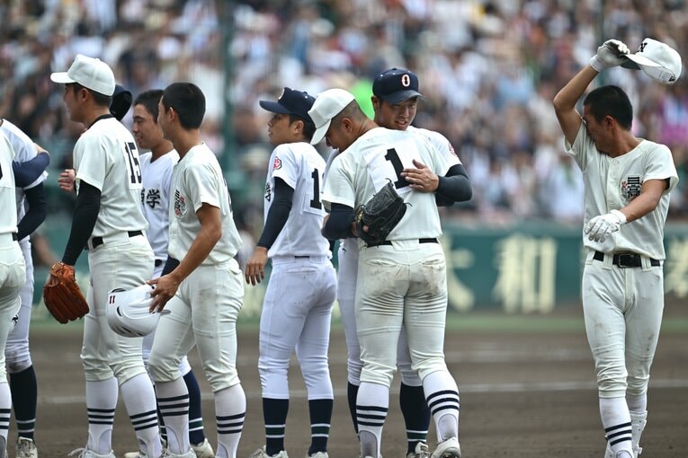 【決勝戦の現地カット】試合後、日大三エース・近藤と沖縄尚学エース・末吉が…　©Hideki Sugiyama