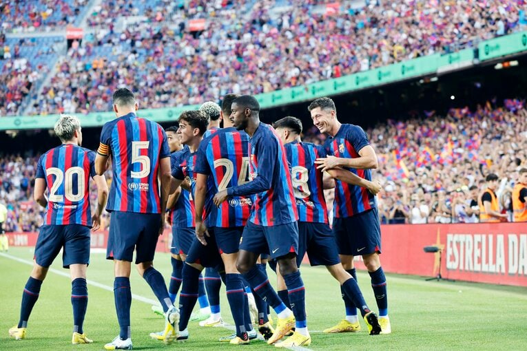 “財政難なのに大補強”バルサを激写　誹謗中傷されたデヨンクへの拍手、33歳レバンドフスキが作る深みとは〈次戦は久保建英ソシエダ〉(9)