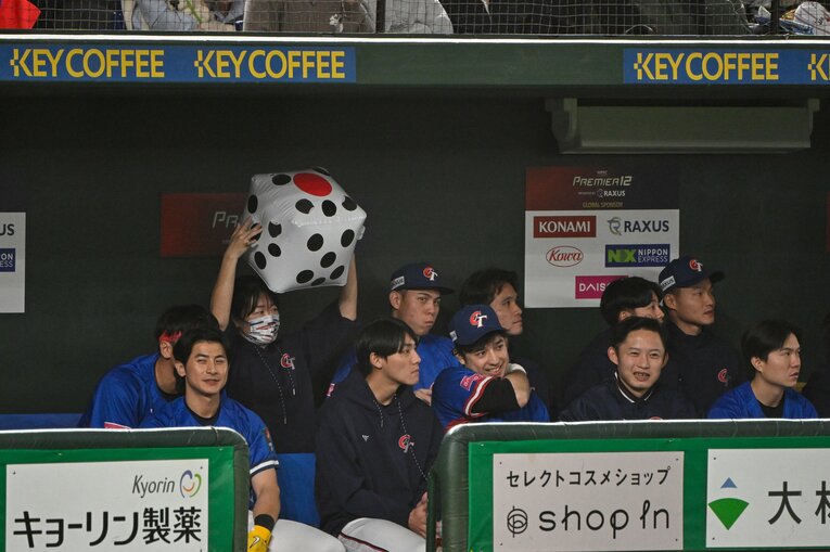 プレミア12、台湾ベンチでサイコロが回されると……1+5で6！　©Nanae Suzuki