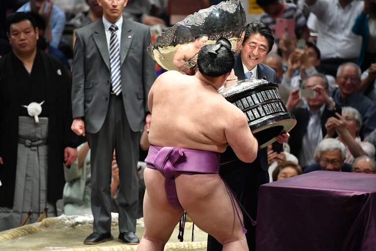 安倍晋三首相（当時）から内閣総理大臣を授与される朝乃山　©JMPA