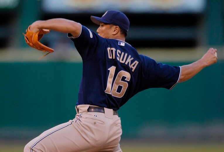 2005年、カージナルスとのディビジョンシリーズで登板する大塚　©︎JIJI PRESS