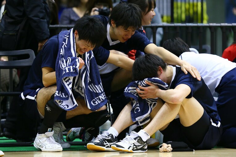 大学生活最後の大会となった天皇杯で、準々決勝に敗れ涙する関田誠大と今村貴彦。後輩の石川祐希もタオルに顔を沈めた　©︎AFLO SPORT