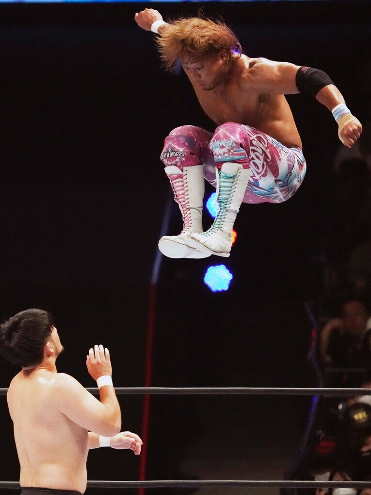 コーナーからミサイルキックを放つ海野翔太