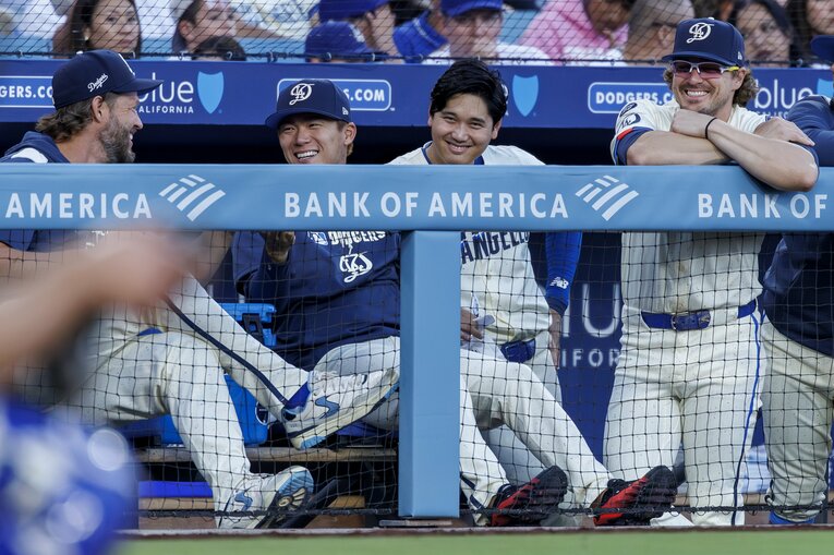 ベンチでカーショウ（左）と談笑する山本　©️Getty Images