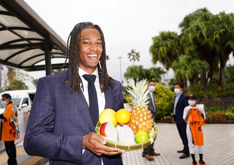 巨人秋季キャンプ。宮崎入りし、地元のフルーツを手に笑顔を見せるウォーカー（11月1日撮影）　©Sankei Shimbun