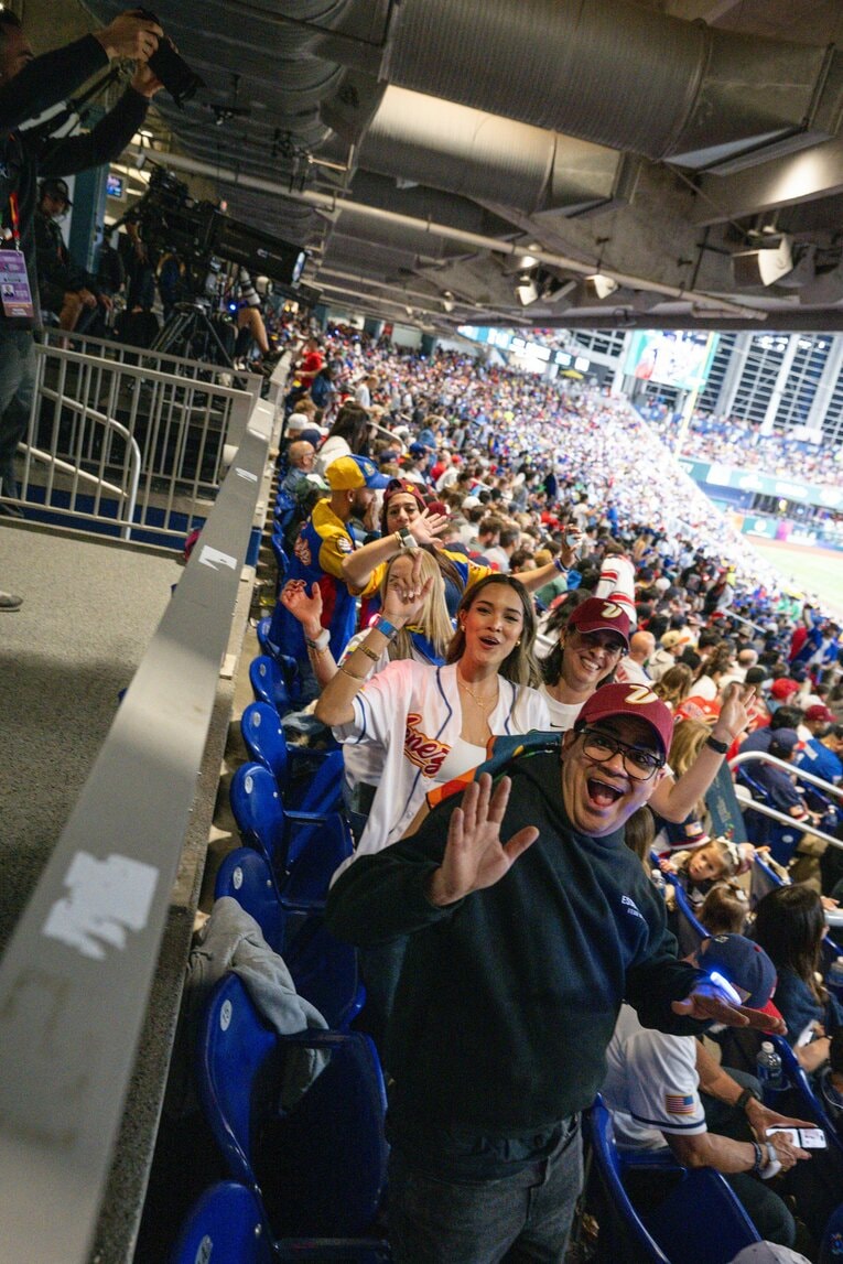 ノリノリでベネズエラを応援する人々　©Nanae Suzuki