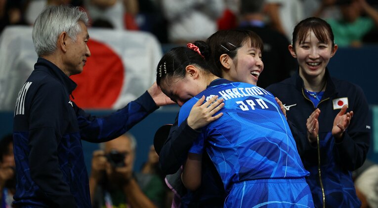 女子団体で決勝進出を決め、安堵の涙を流す張本美和を抱きしめる平野美宇　©︎Reuters/AFLO