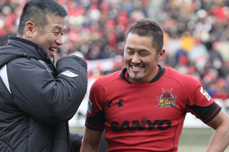 トップリーグ優勝を果たした三洋電機時代。飯島監督と（2011年1月）©︎Nobuhiko Otomo