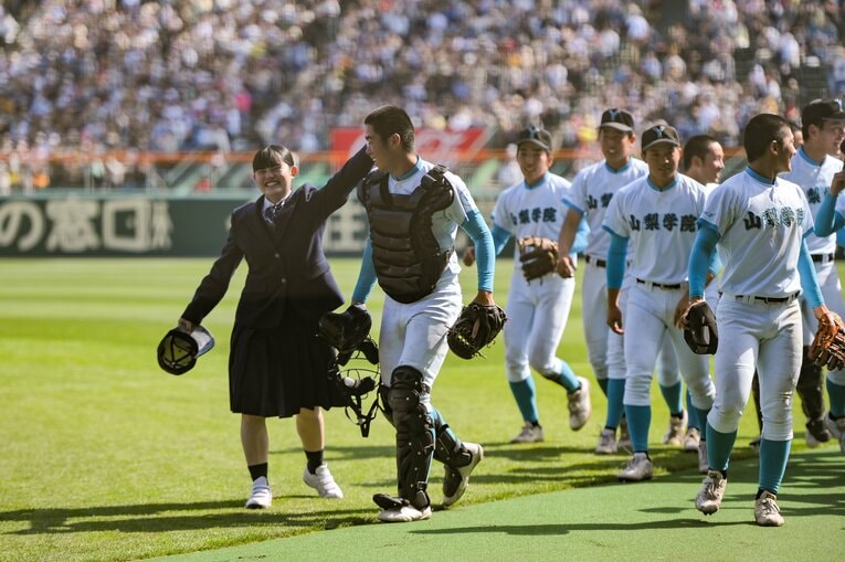 センバツでは夏春連覇を目指した仙台育英ではなく山梨学院が県勢初の甲子園V。優勝後は女子マネージャーが頭ポンポン　©Nanae Suzuki