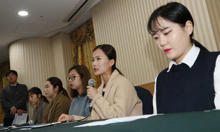 2018年11月15日、パワハラ問題を告発したキム・ウンジョンら　©︎YONHAP NEWS/AFLO