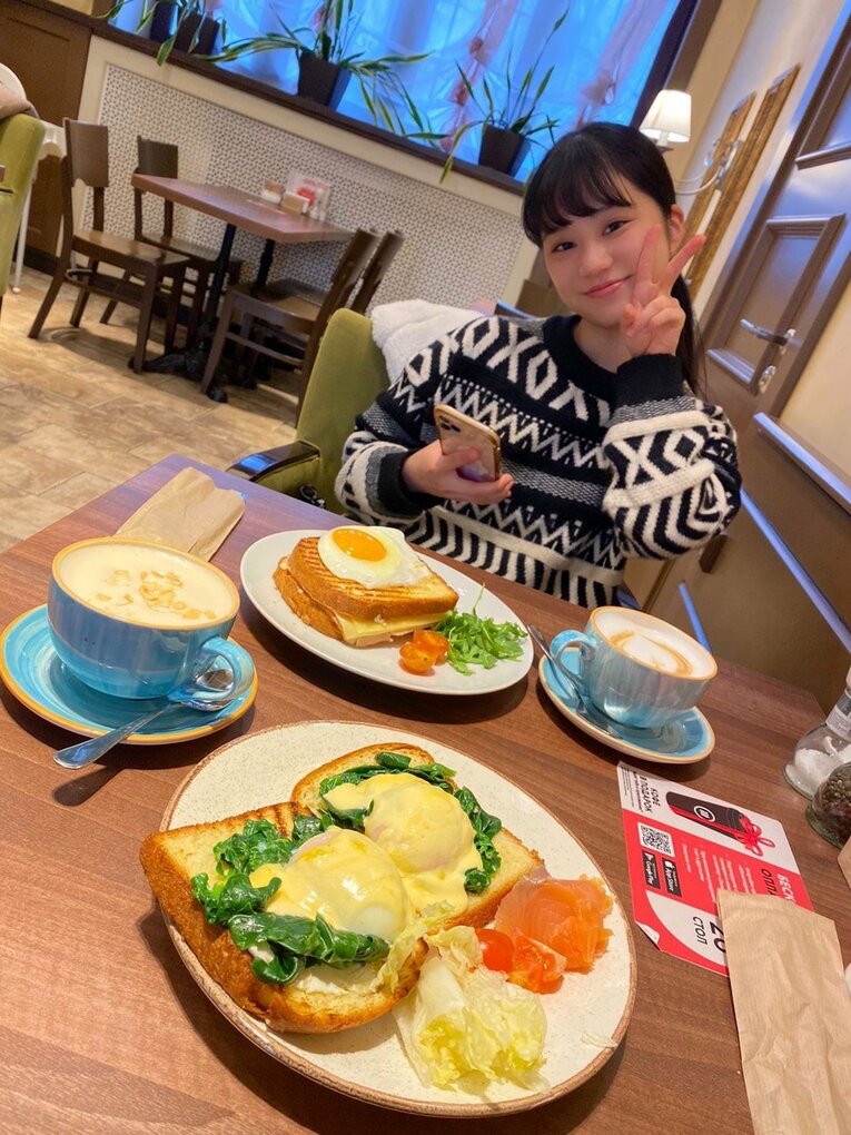 週に一度の休みには仲間と食べ歩き（本人提供）