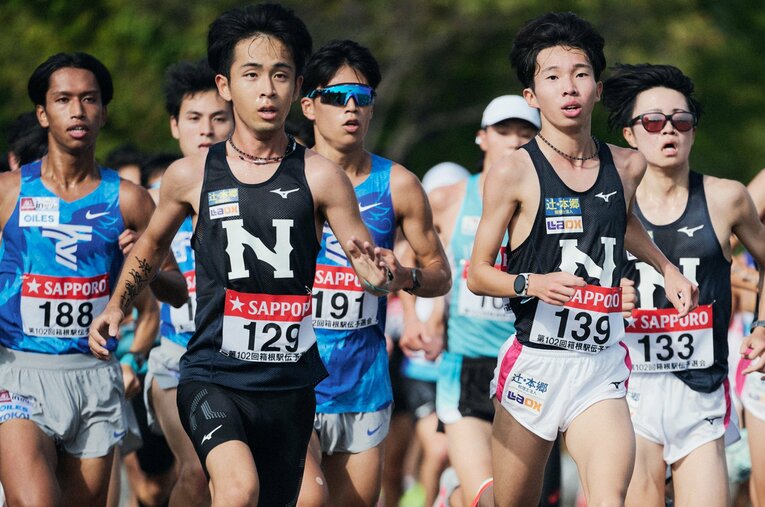 山のスペシャリスト、鈴木孔士（左・129番）は前回の雪辱を果たすべく5区に挑む ／ photograph by Yuki Suenaga