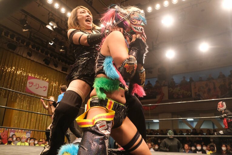 「スターダムをクビになって…」人気女子プロレスラーが初告白　ウナギ・サヤカ“超満員の自主興行”に密着して感じた「不思議な風格」(85)