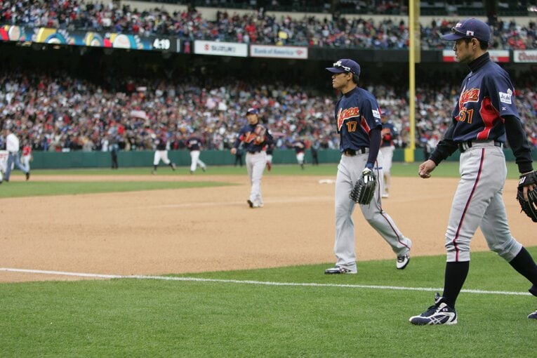 2006年WBC第2ラウンド、日本対アメリカ戦。サヨナラ負けを喫し、引き上げる福留　©Naoya Sanuki