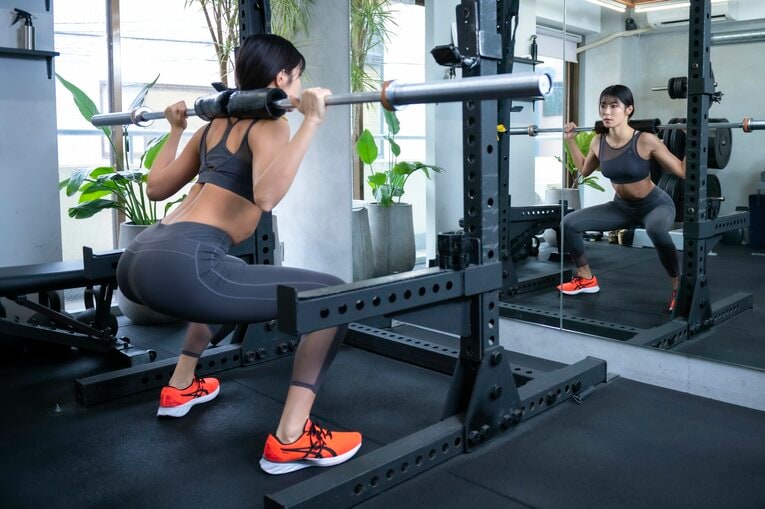 「ジョジョ立ち写真」に19万いいね…とももともも25歳に聞く撮影のウラ側「コスプレにも肉体美が求められている」《特別グラビア》(14)