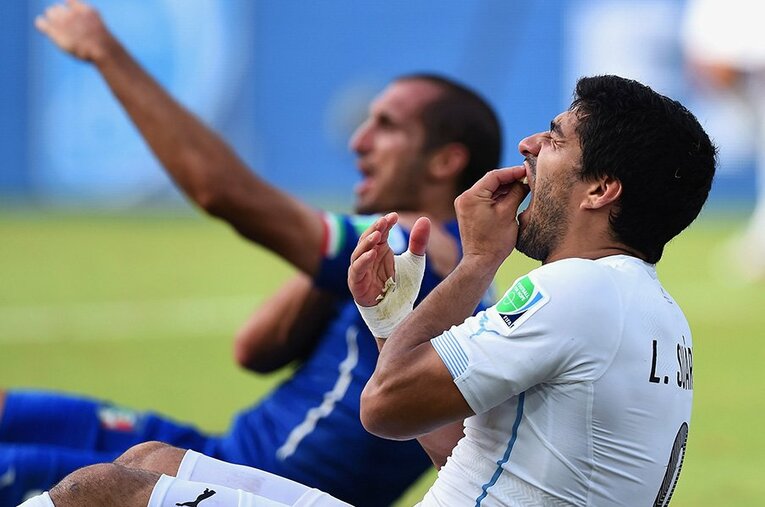 2010年W杯の噛みついたスアレス ／ photograph by Getty Images