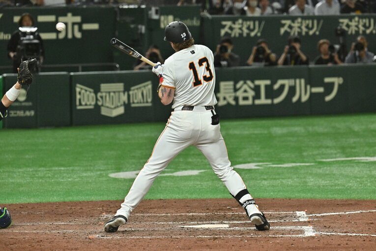 キャベッジ、田口からの死球で激怒の瞬間（全4枚中の1枚目）　©Hideki Sugiyama