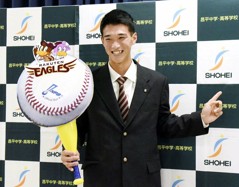 楽天から1位指名を受け、笑顔でポーズをとる吉野創士（外野手・昌平高）　©KYODO